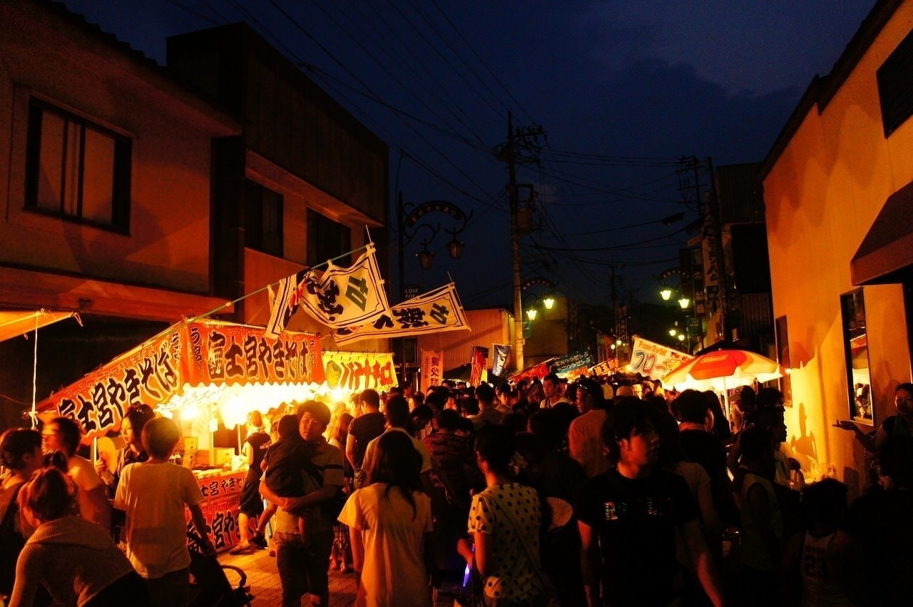 大子町花火大会と灯籠流し　夜の出店の商店街