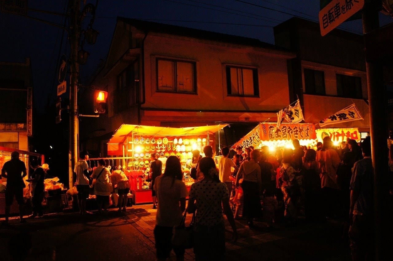 大子町花火大会と灯籠流し　夜の出店の商店街