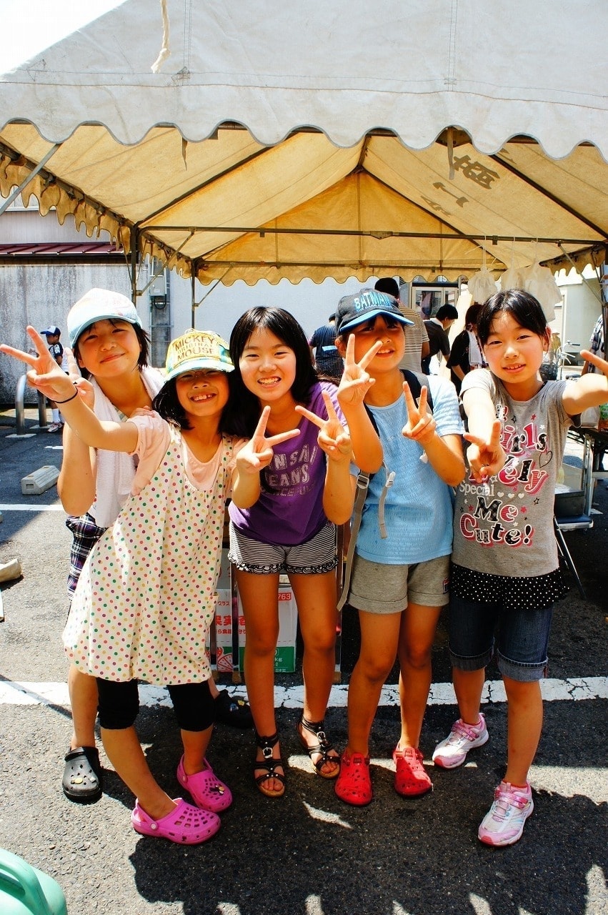 らっしゃい大子百円街（100円商店街）地元の小学生たち