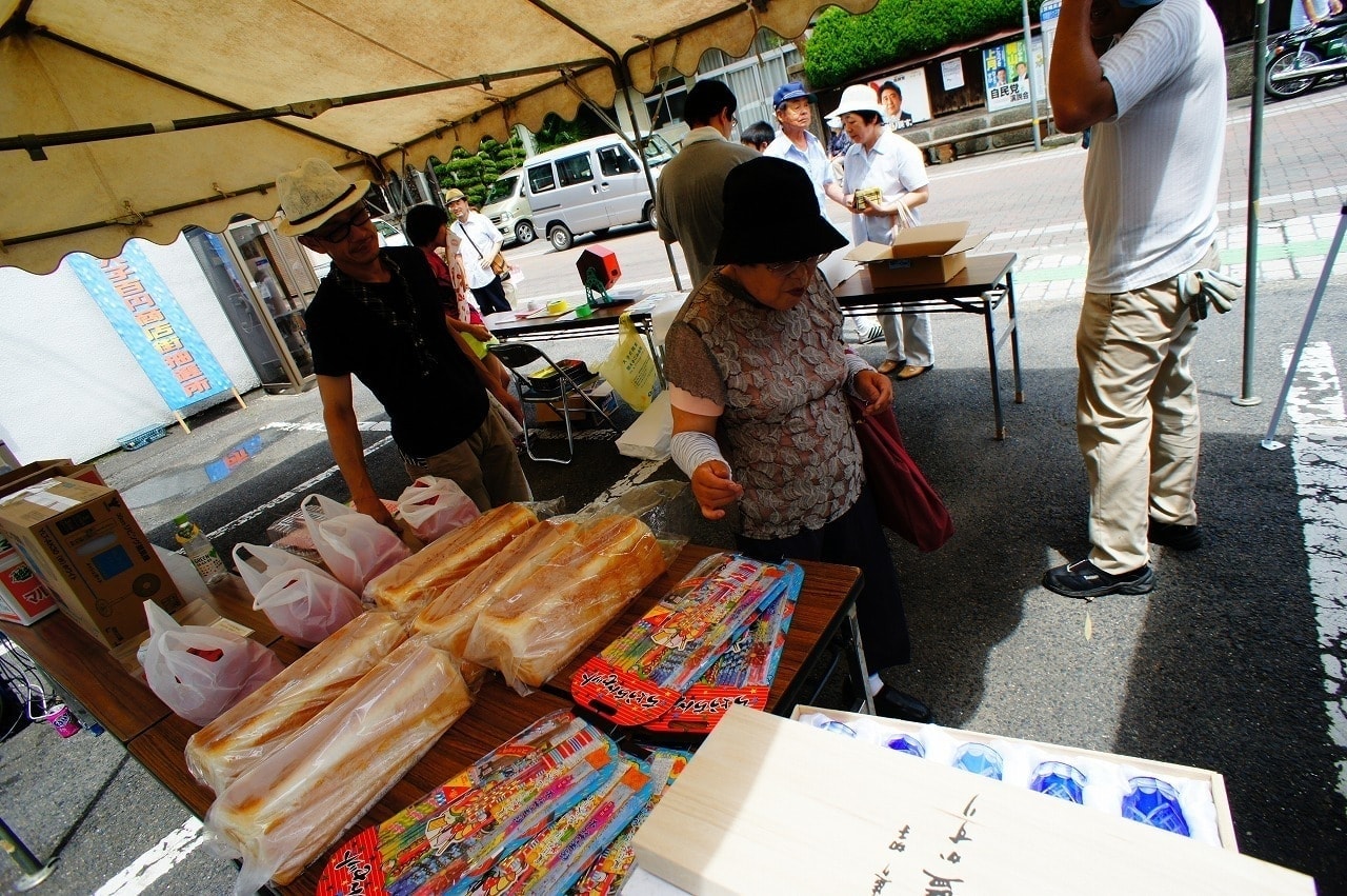 らっしゃい大子百円街（100円商店街）　スタンプラリーの景品を選ぶおばちゃん