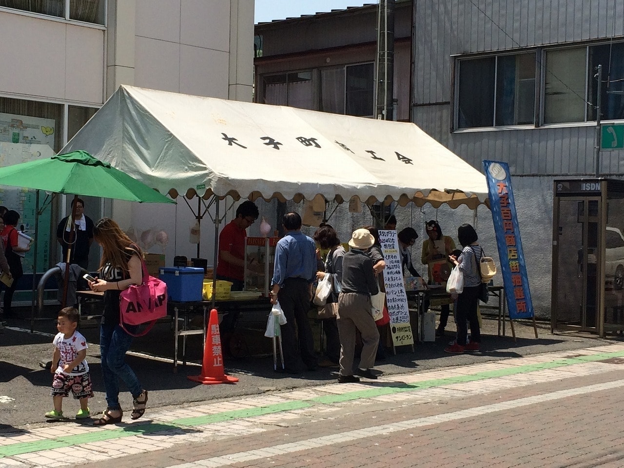 らっしゃい大子百円街（100円商店街）　常陽銀行駐車場の抽選所。