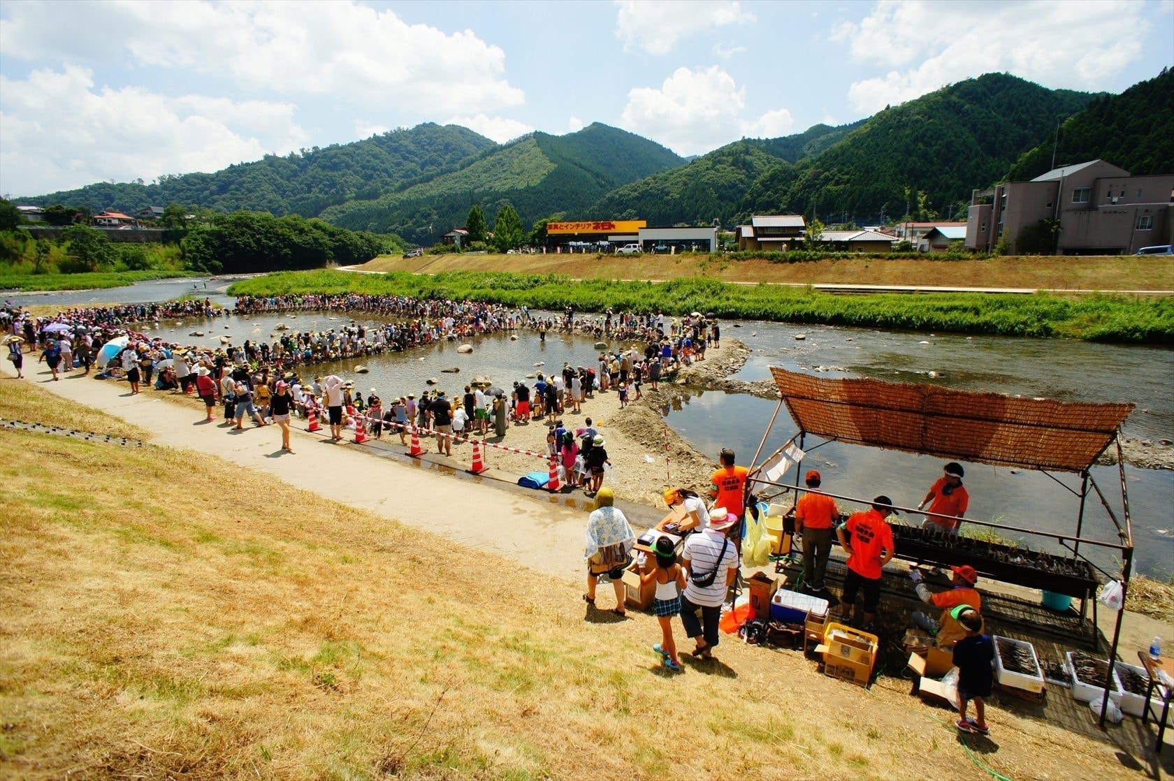 奥久慈大子　鮎のつかみ取り大会